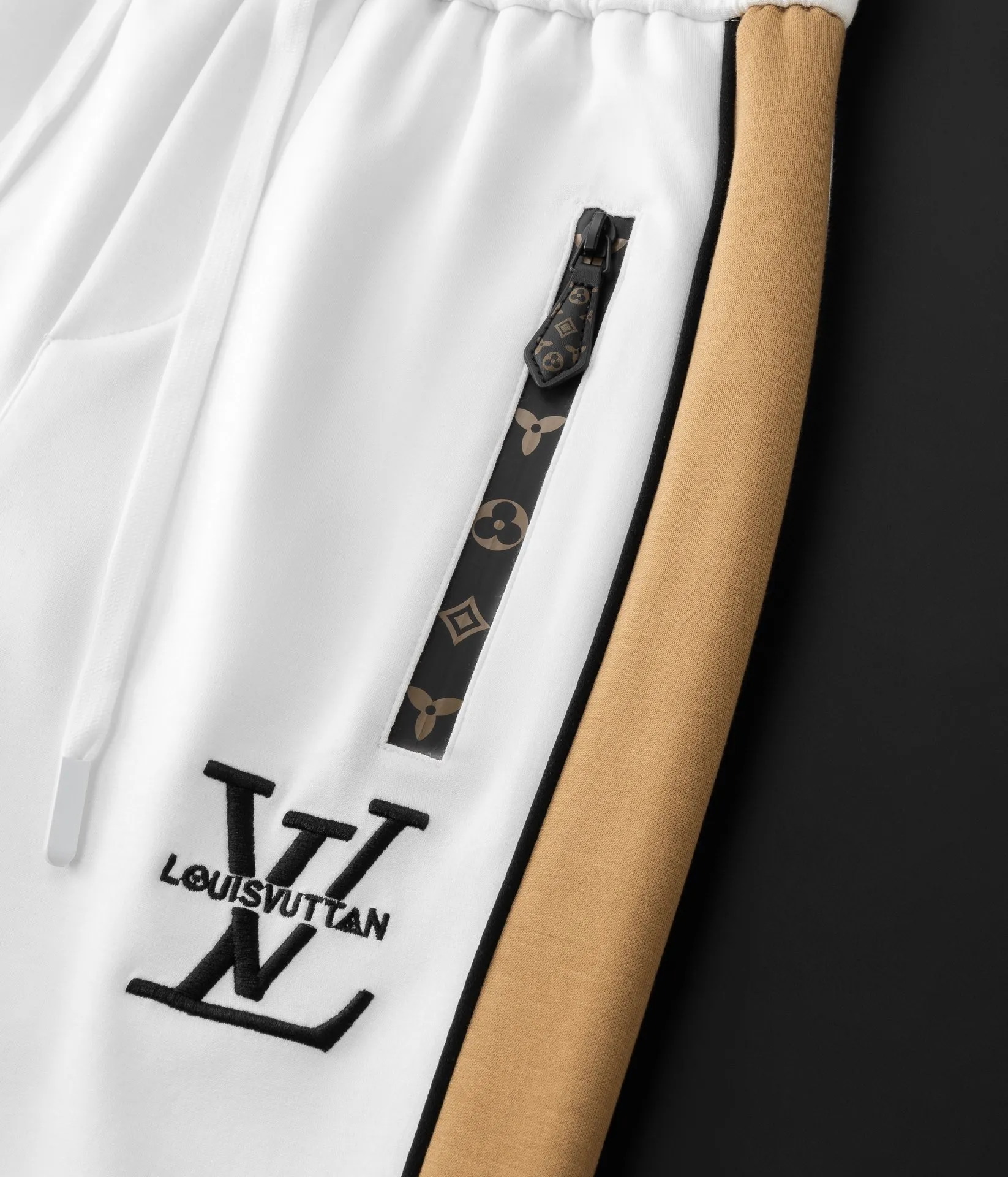🅿️620 [LV Louis Vuitton] hot-selling suit is coming. Focus on the original version of the official website. 2025 new hot-selling cardigan and sweatshirt suit. The original order is the best. 🇭🇰The meticulous work of top designers. It has a fitting and perfect upper body effect. All-natural high-quality Tencel Roman cotton 100%, close-fitting comfort, noble and elegant! Original hardware embodies elegance and nobility! Counter size: M-4XL (up to 190 pounds)